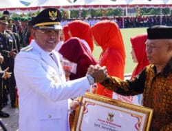 Peringatan HUT ke-79 RI , Pj Wali Kota Kendari Serahkan Penghargaan Satyalancana Karya Satya
