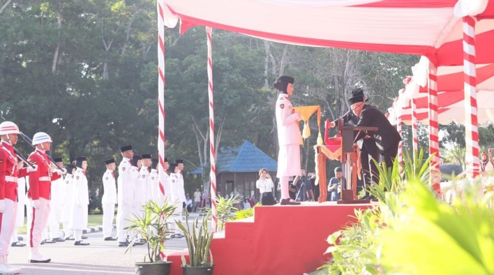 Sekda Sultra Pimpin Upacara Penurunan Bendera Merah Putih pada HUT RI Ke-79