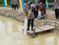 Dukung Ketahanan Pangan Nasional, Wakapolda Sultra Tabur Belasan Ribu Benih Ikan
